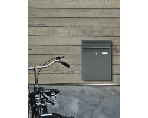 MEFA brievenbus, gepoedercoat staal, BxHxD 345/470/170 mm, Piano 350, basaltgrijs RAL 7012, zijdemat, met naamplaatje en klep