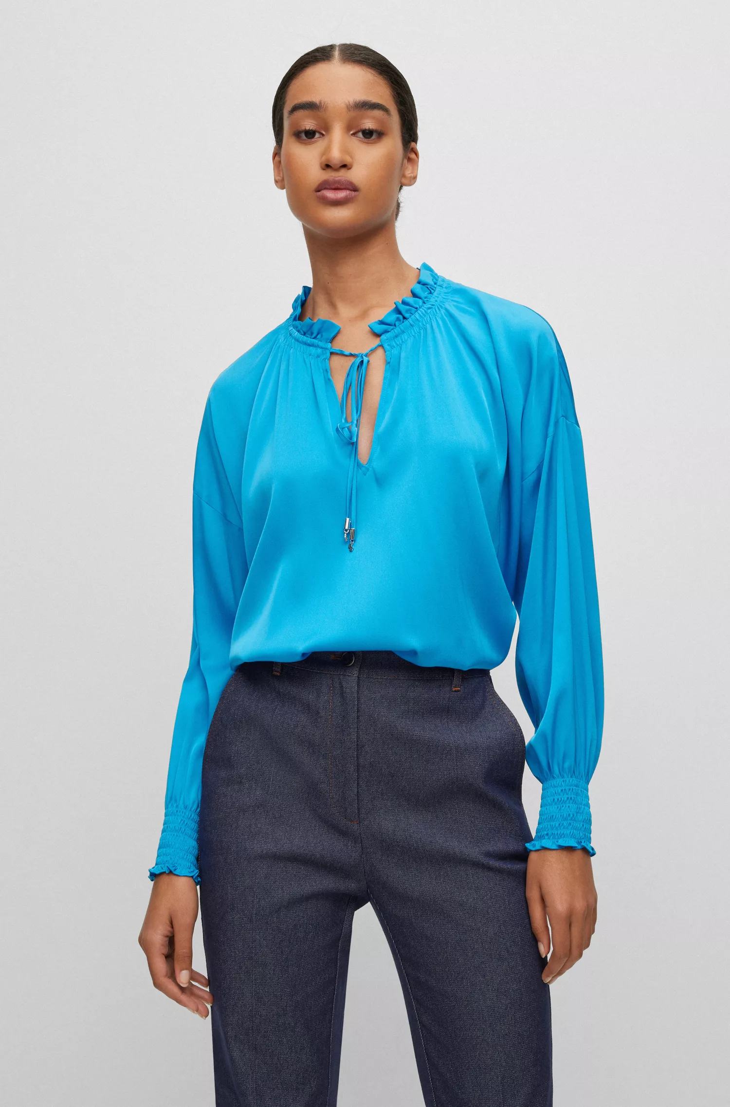 Blusa BOSS preta de modelagem relaxada em seda elástica com amarração frontal.