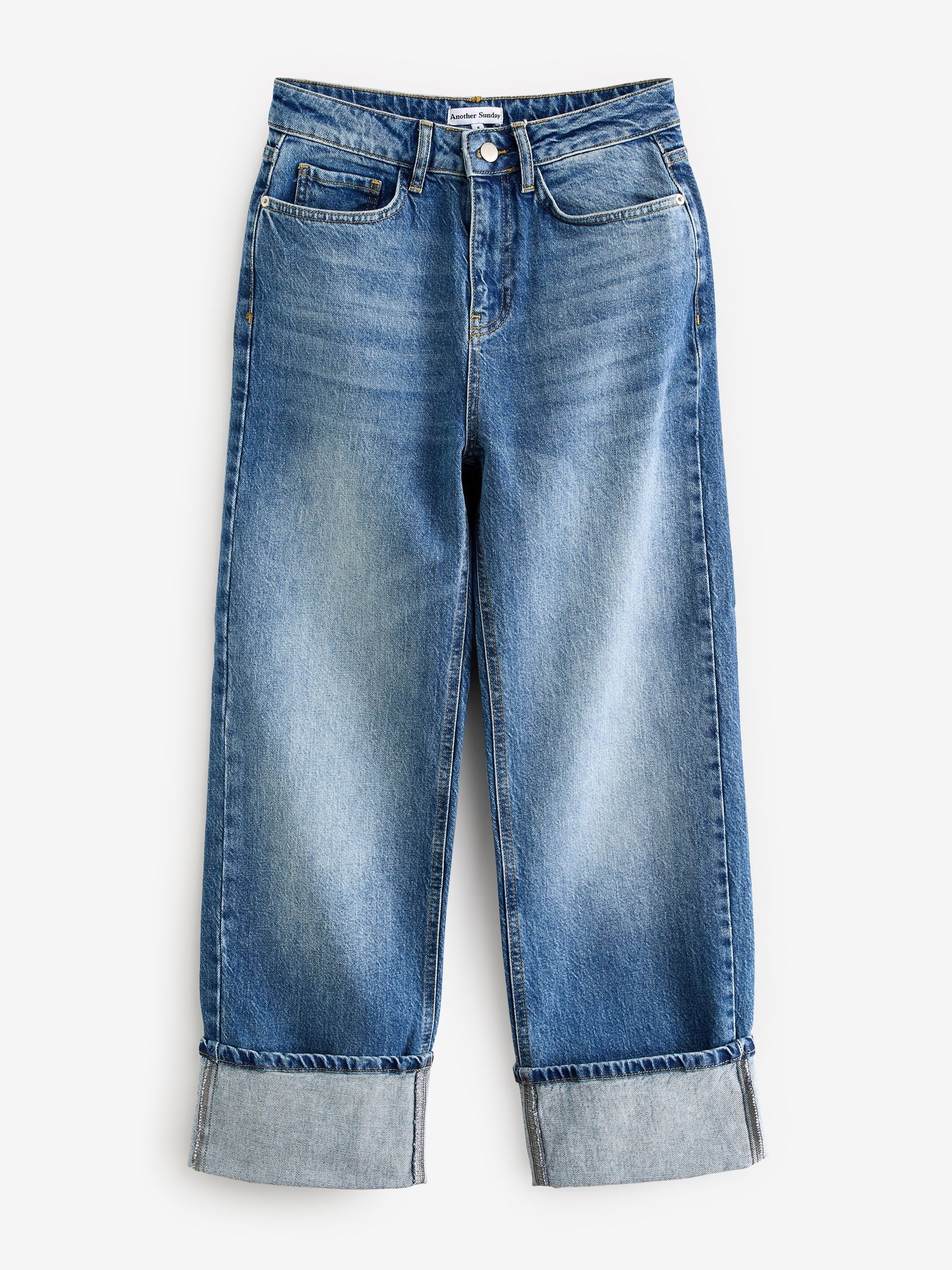 Another Sunday jeans met tonvormige pijpen, middenwassing en opgerolde zoom