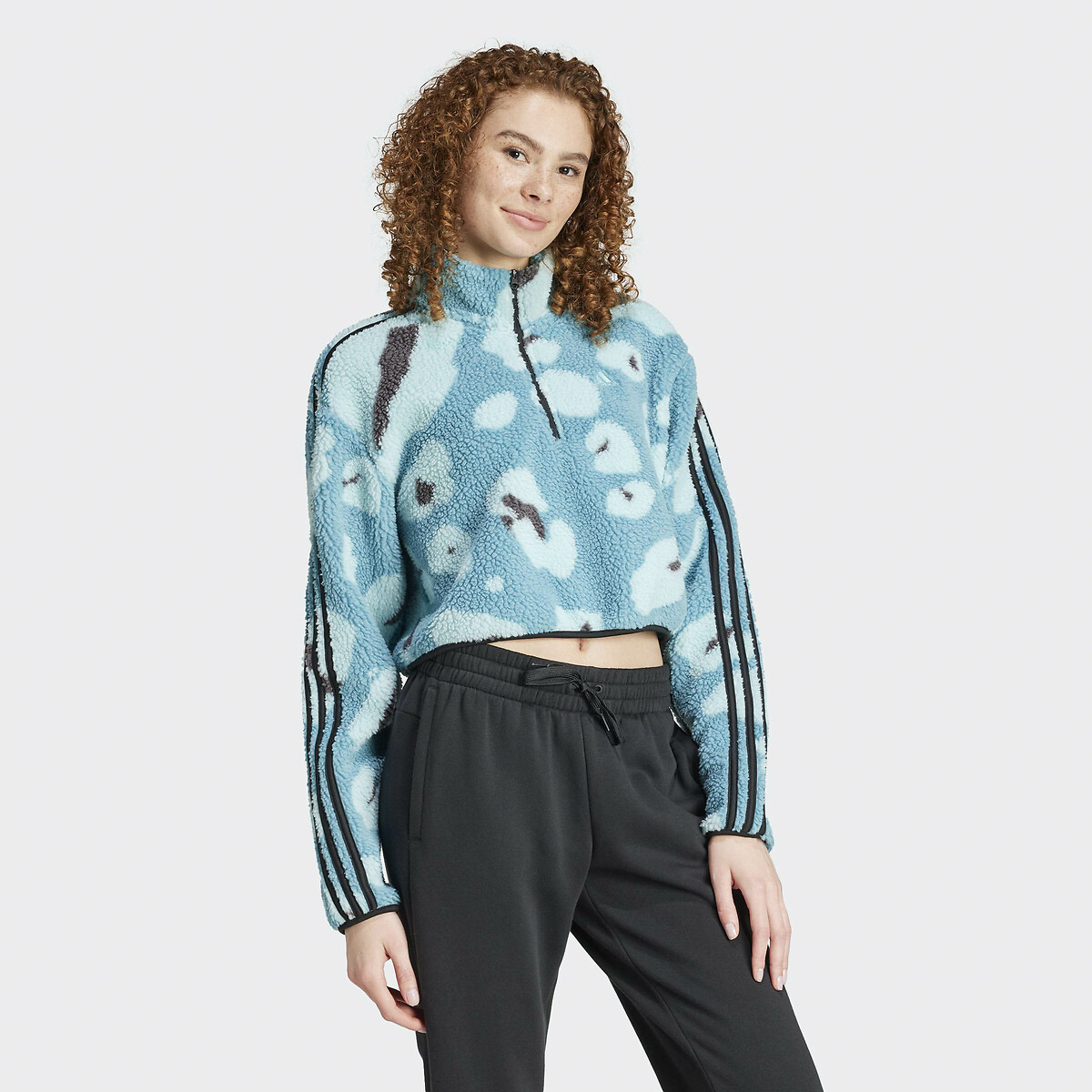 ADIDAS SPORTSWEAR<br>Suéter cropped com zíper de 1/4. Essencial com 3 listras.