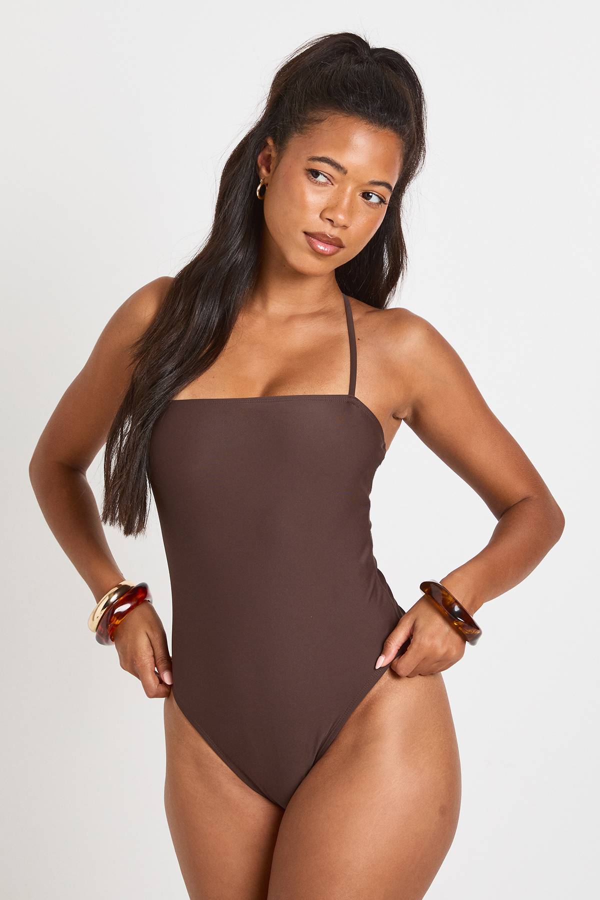 boohoo Maillot De Bain Bandeau Plongeant À Licou Avec Ornements Perlés