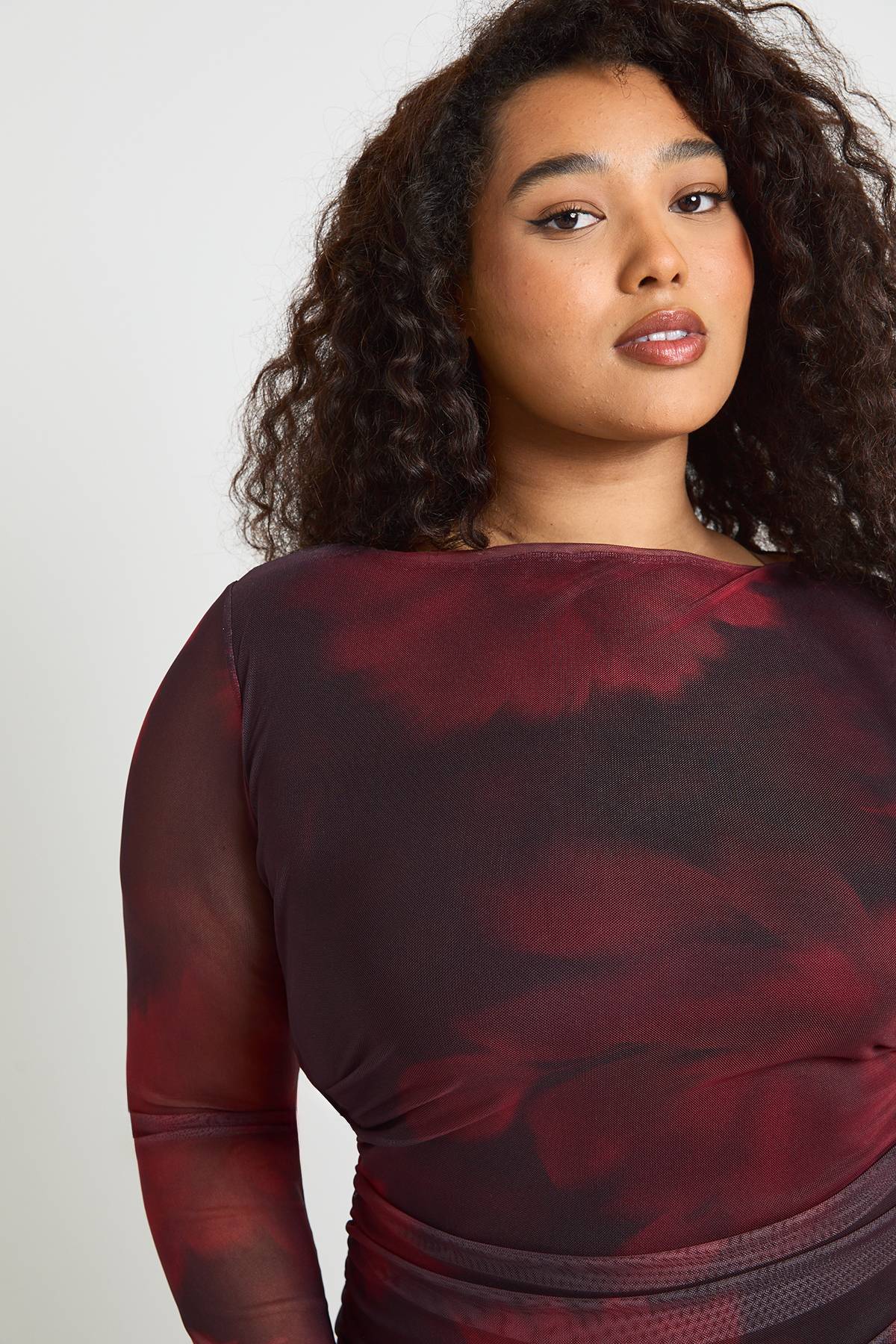 boohoo Robe Maxi En Mesh Froncé À Imprimé Floral Grande Taille
