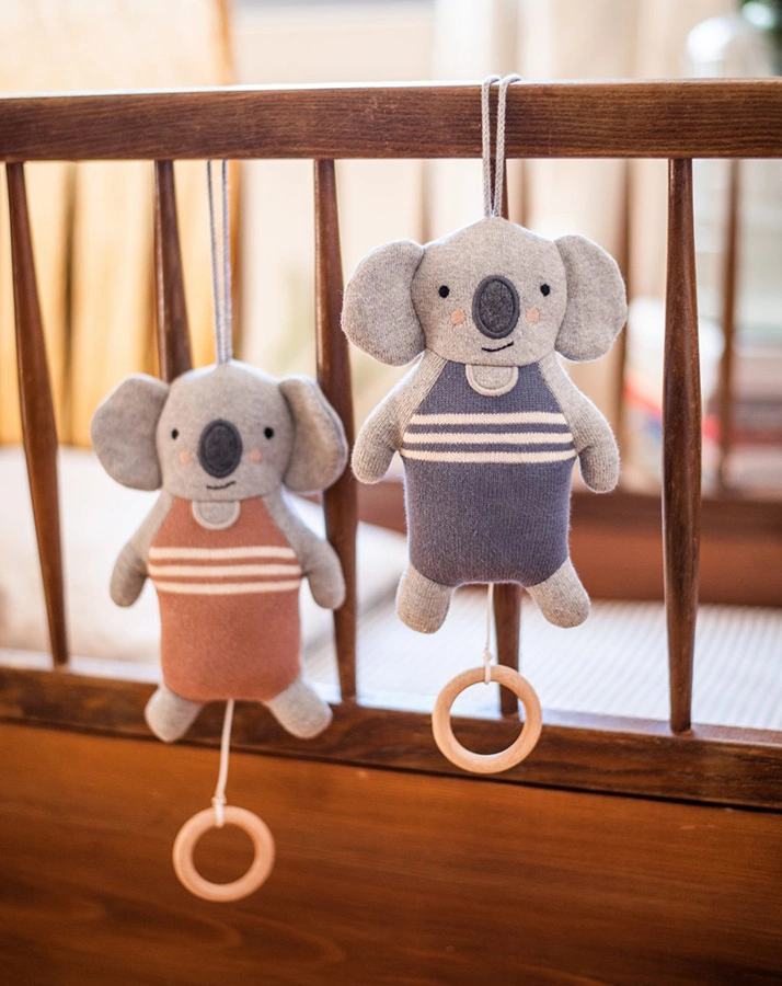 Strick-Spieluhr KOALA in rosenholz/grau