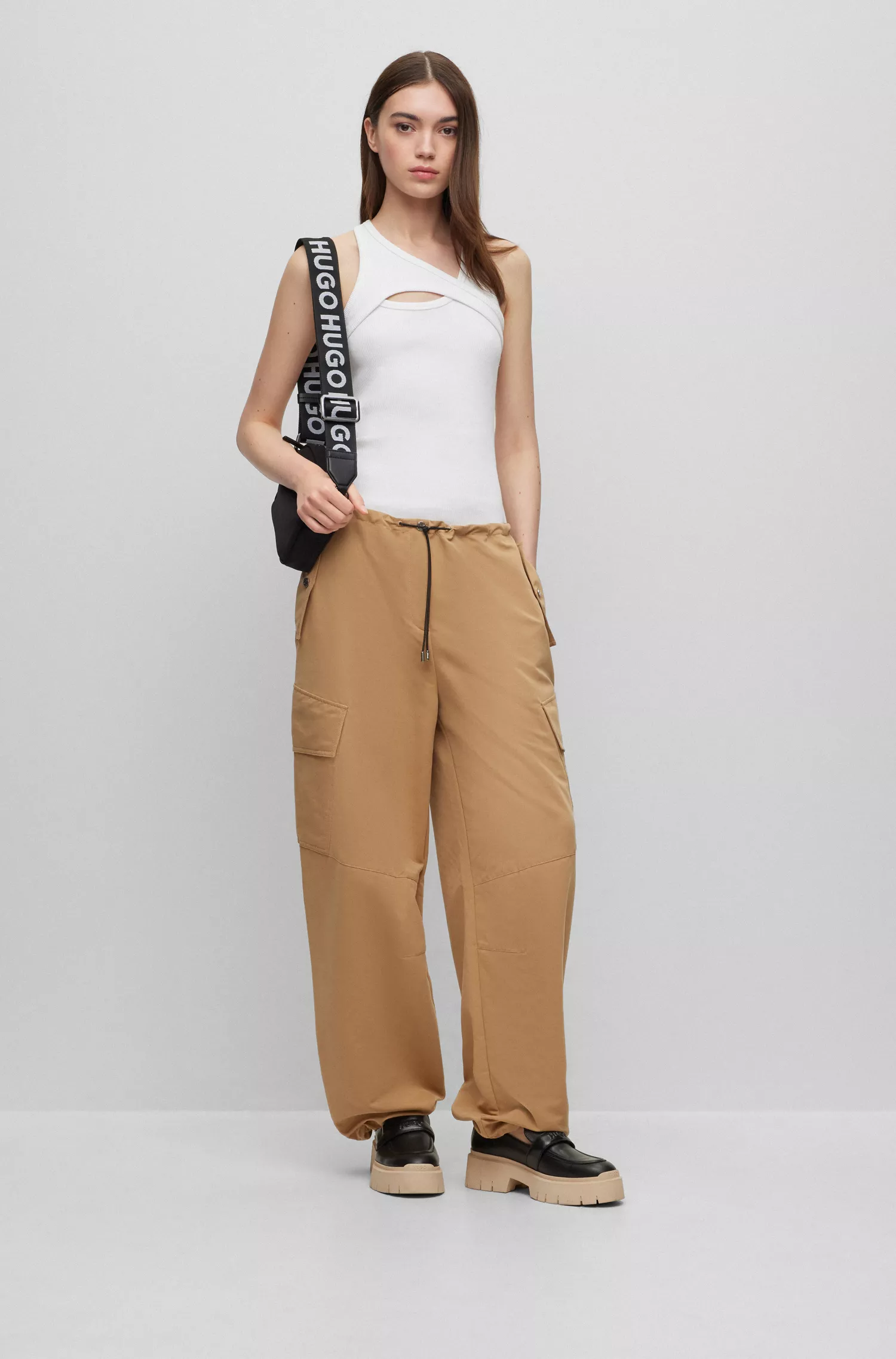 Calça cargo HUGO vermelha de pernas largas com modelagem folgada.