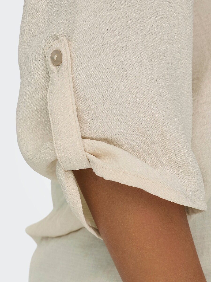 Blusa JDY com mangas 3/4 e decote em V.