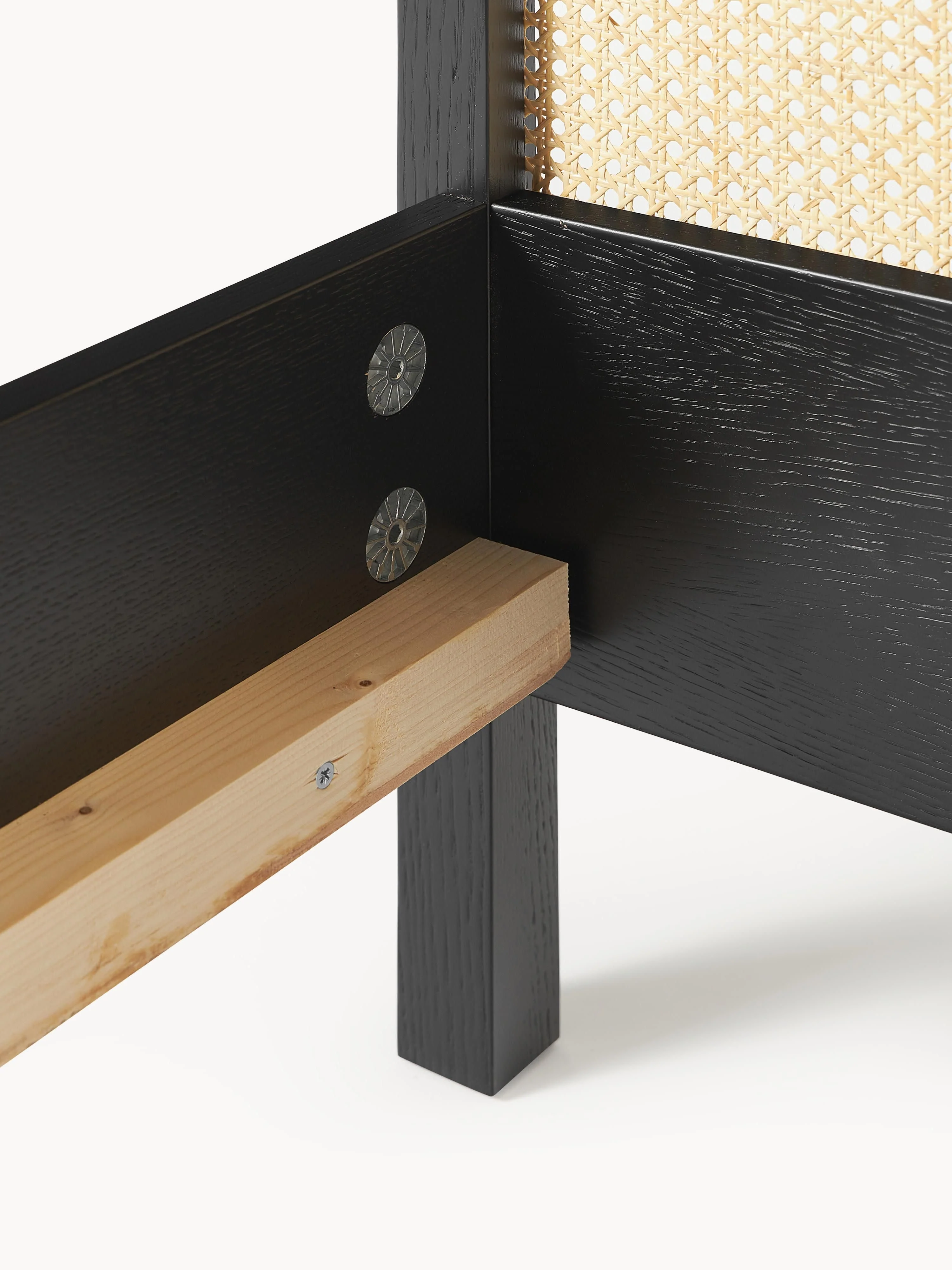 Houten bed Jones met hoofdeinde van Weens vlechtwerk