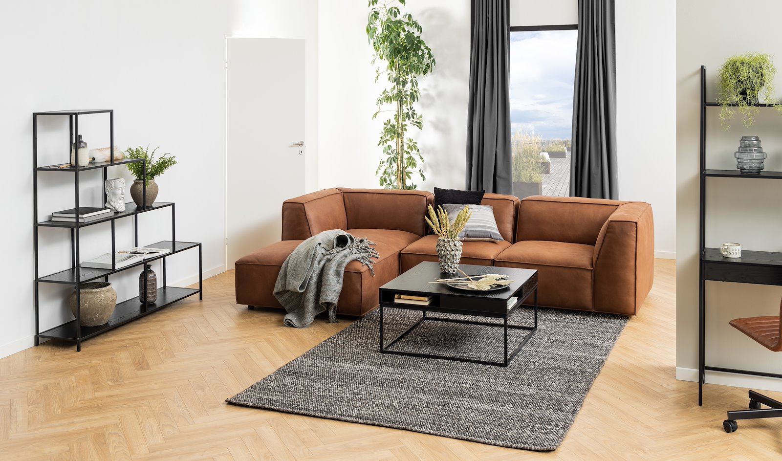 Willford sofabord Sort melaminplate med sort pulverlakkert stålunderstell. Med hylle.