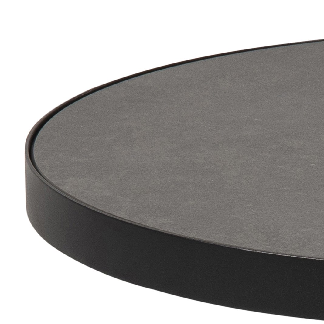 Soli sofabord Ø45cm. Røff sort keramisk topp og søylebase med matt sort pulverlakk.