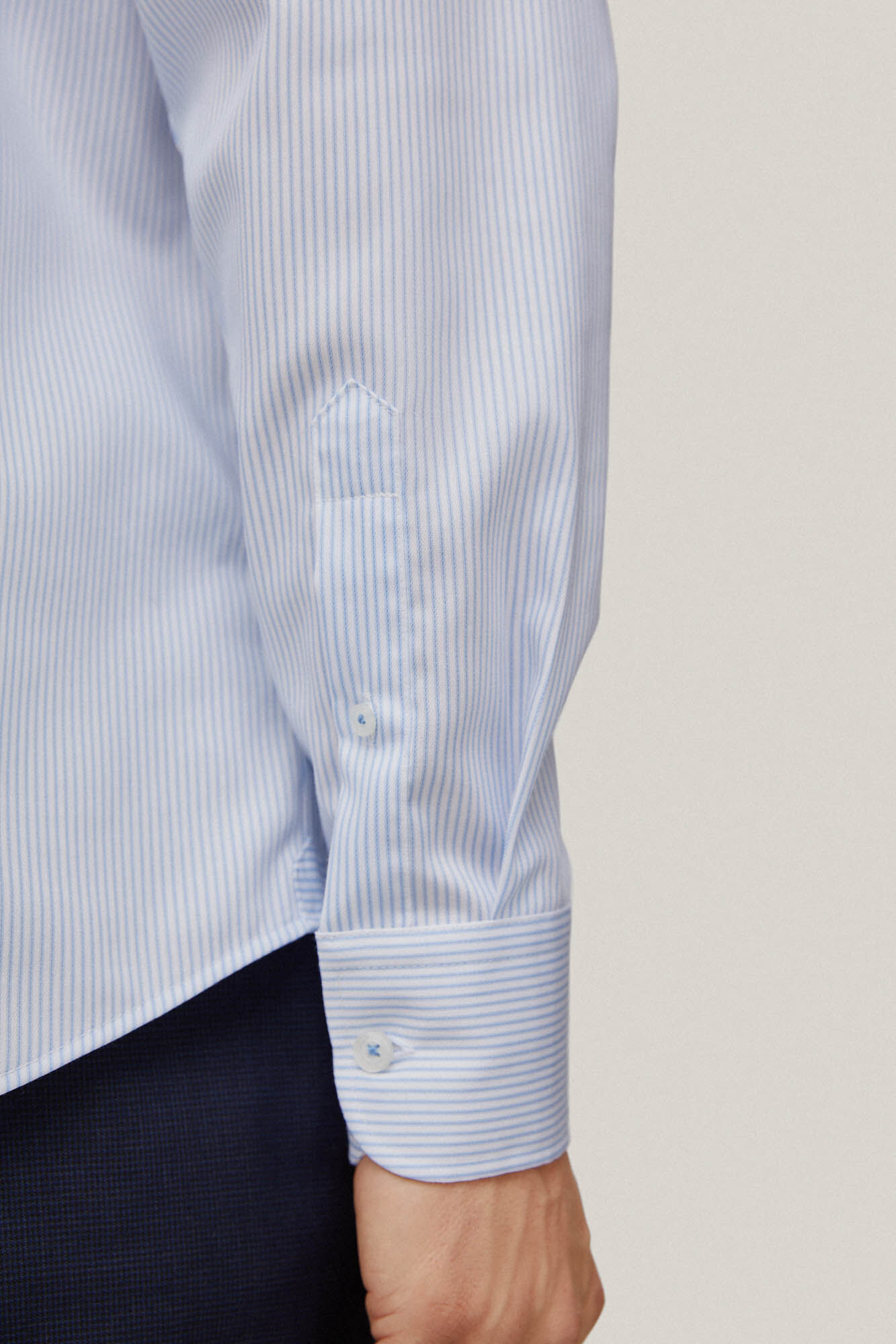 Camisa social listrada, azul, que não precisa passar e é resistente a manchas.