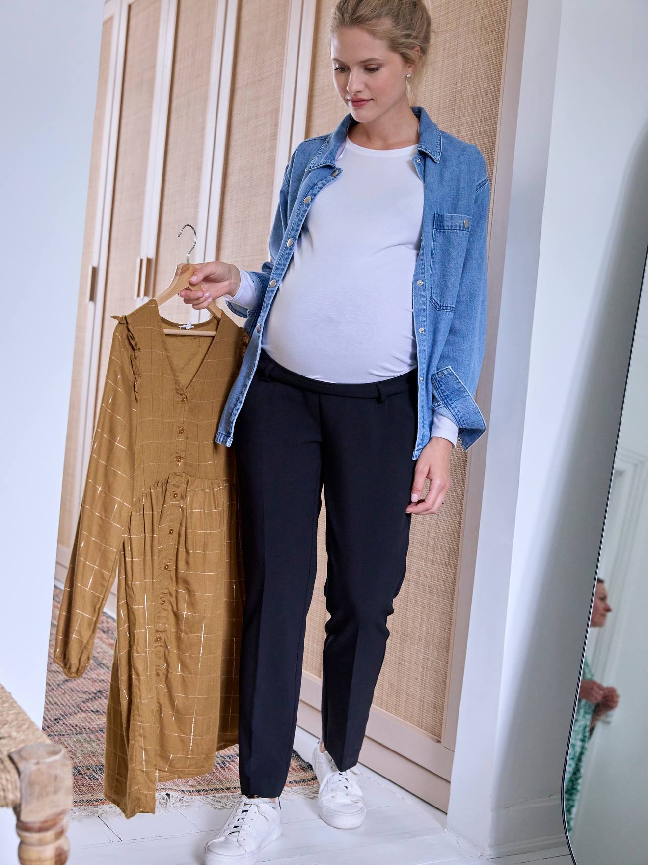 Calça cigarrete preta sem costura para gestantes com faixa.