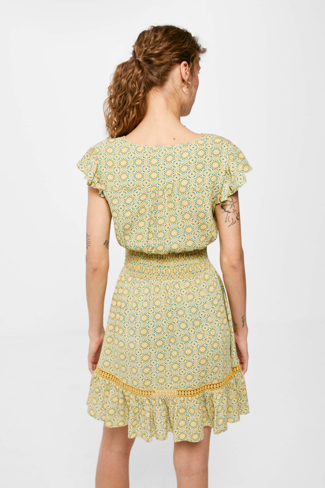 Vestido curto para menino com estampa de abelha