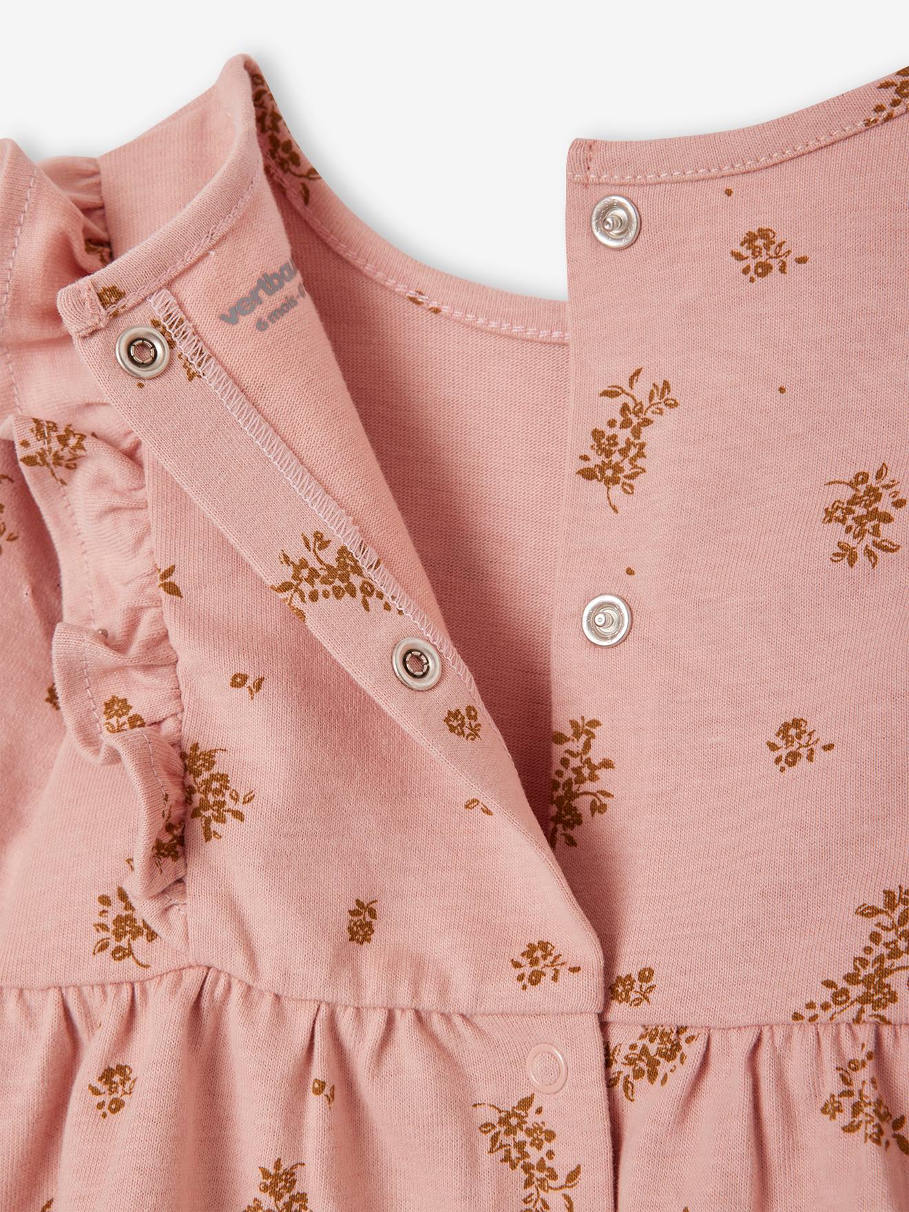 Vestido de tricô com babados, maquiagem rosa bebê