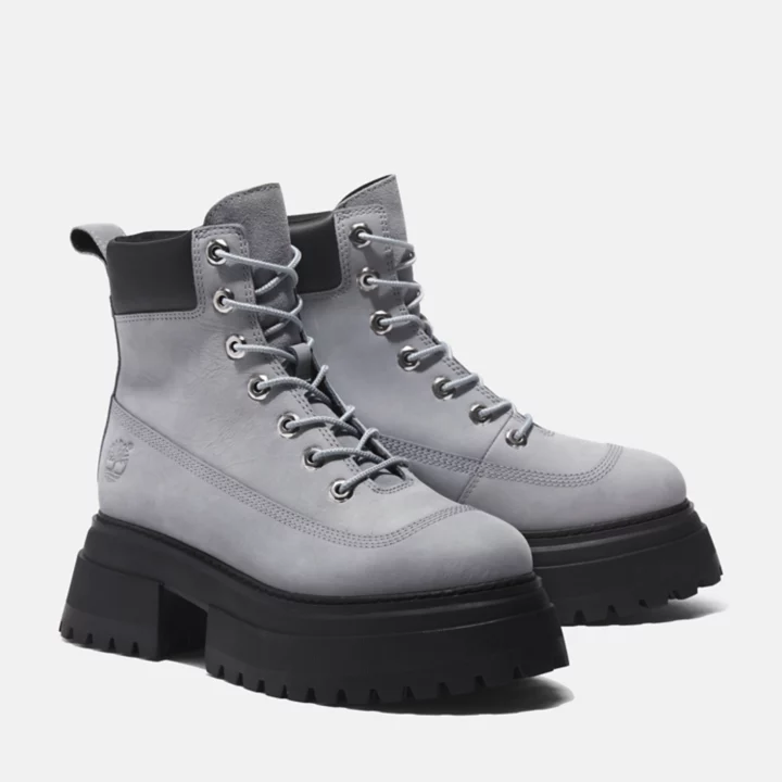Bota Timberland Sky de 6 polegadas para mulheres na cor cinza.