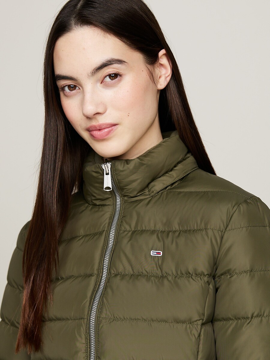 TOMMY JEANS<br>Jaqueta curta de plumas com capuz e zíper