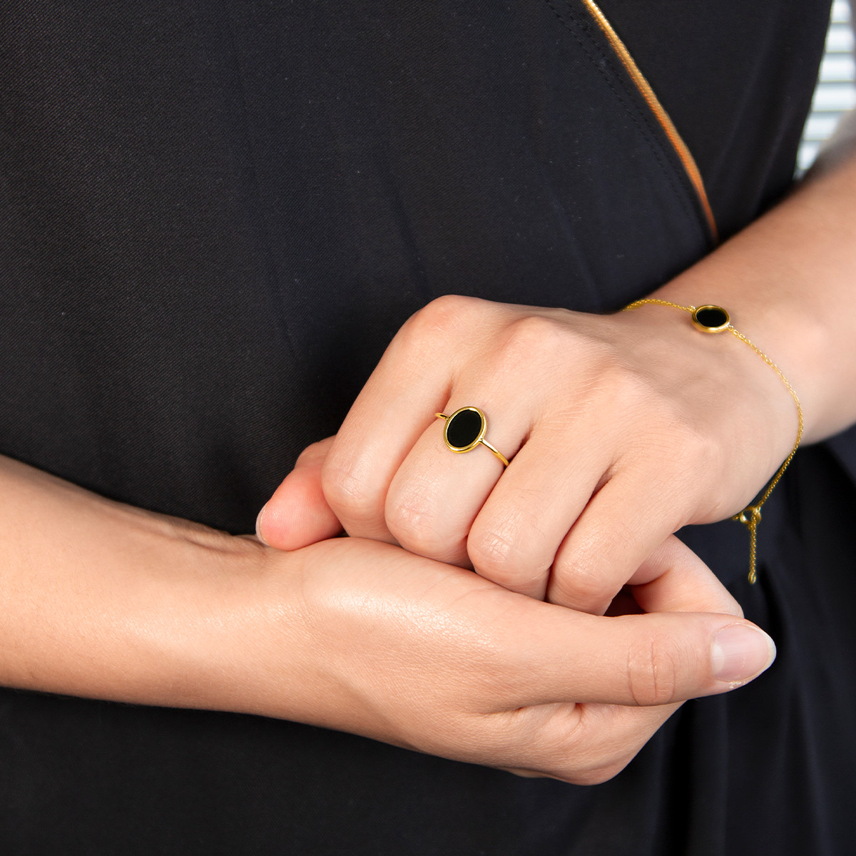 Bague or 750 jaune onyx ovale