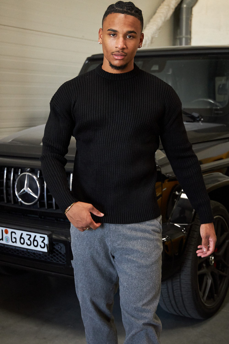 Pull noir en maille à col rond
