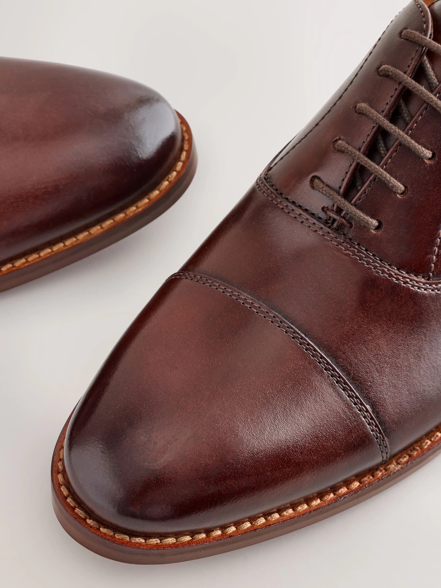 Bruin - Contrast Sole Leather Oxford Toecap Shoes