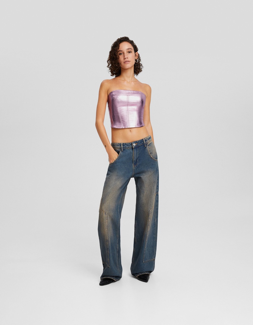 Top bandeau com efeito de couro metálico