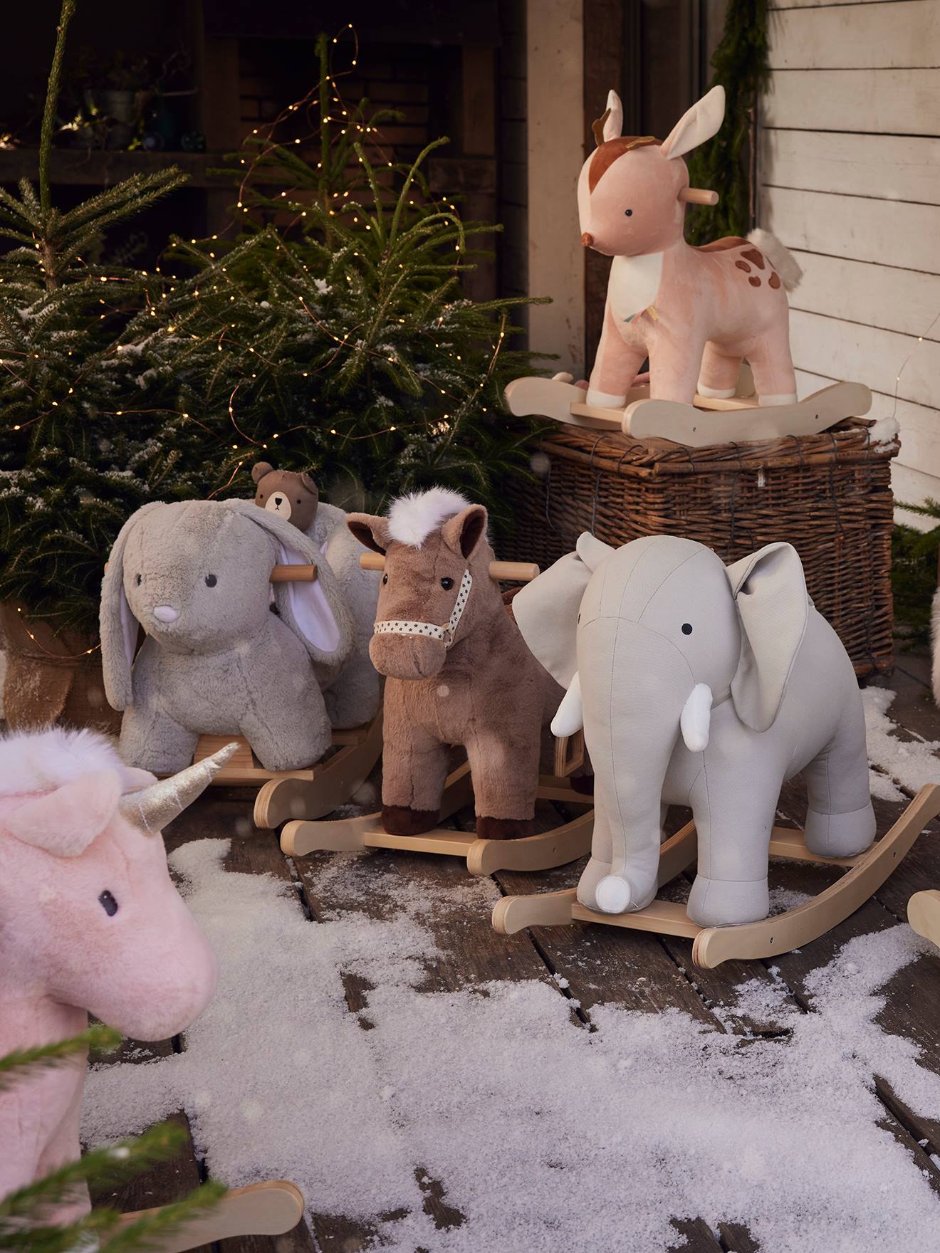 Elefante de balanço de madeira FSC® cinza médio liso com motivos.