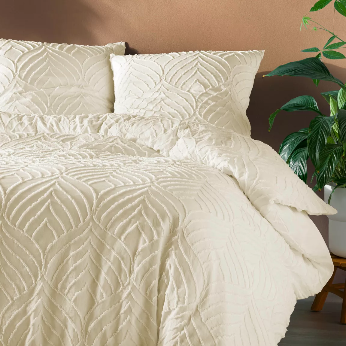 Housse de couette et deux taies microfibre tuftée (240 x 220 cm) Heltie Ivoire