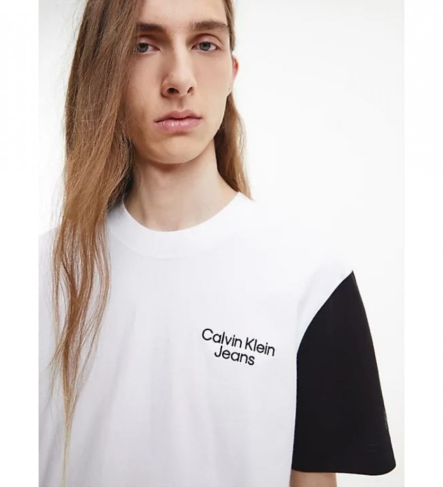 Camiseta branca Calvin Klein Jeans Stacked Shirt com blocos de cores
