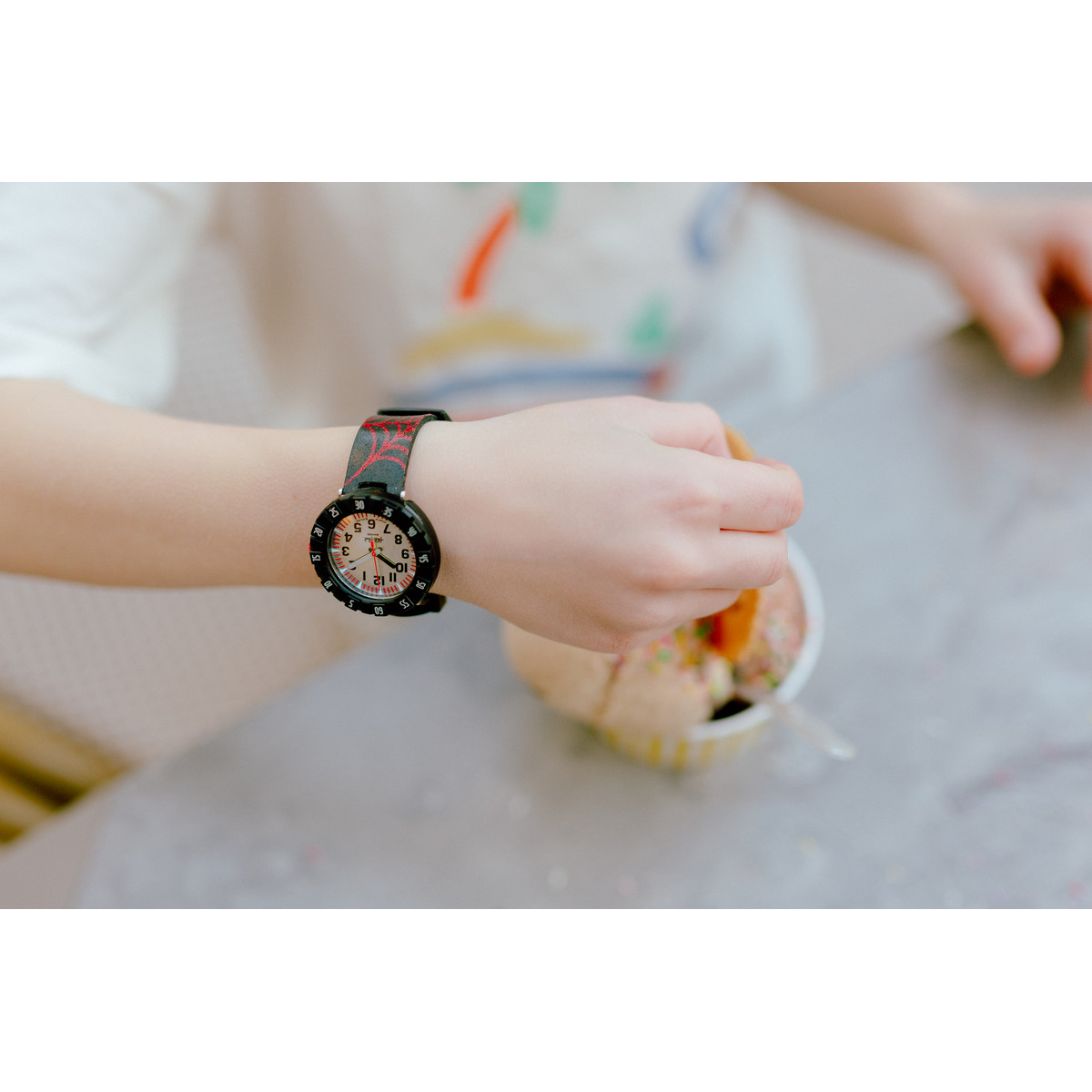 Montre FLIK FLAK Shine Bright Webaxus enfant plastique biosourcé bracelet silicone noir