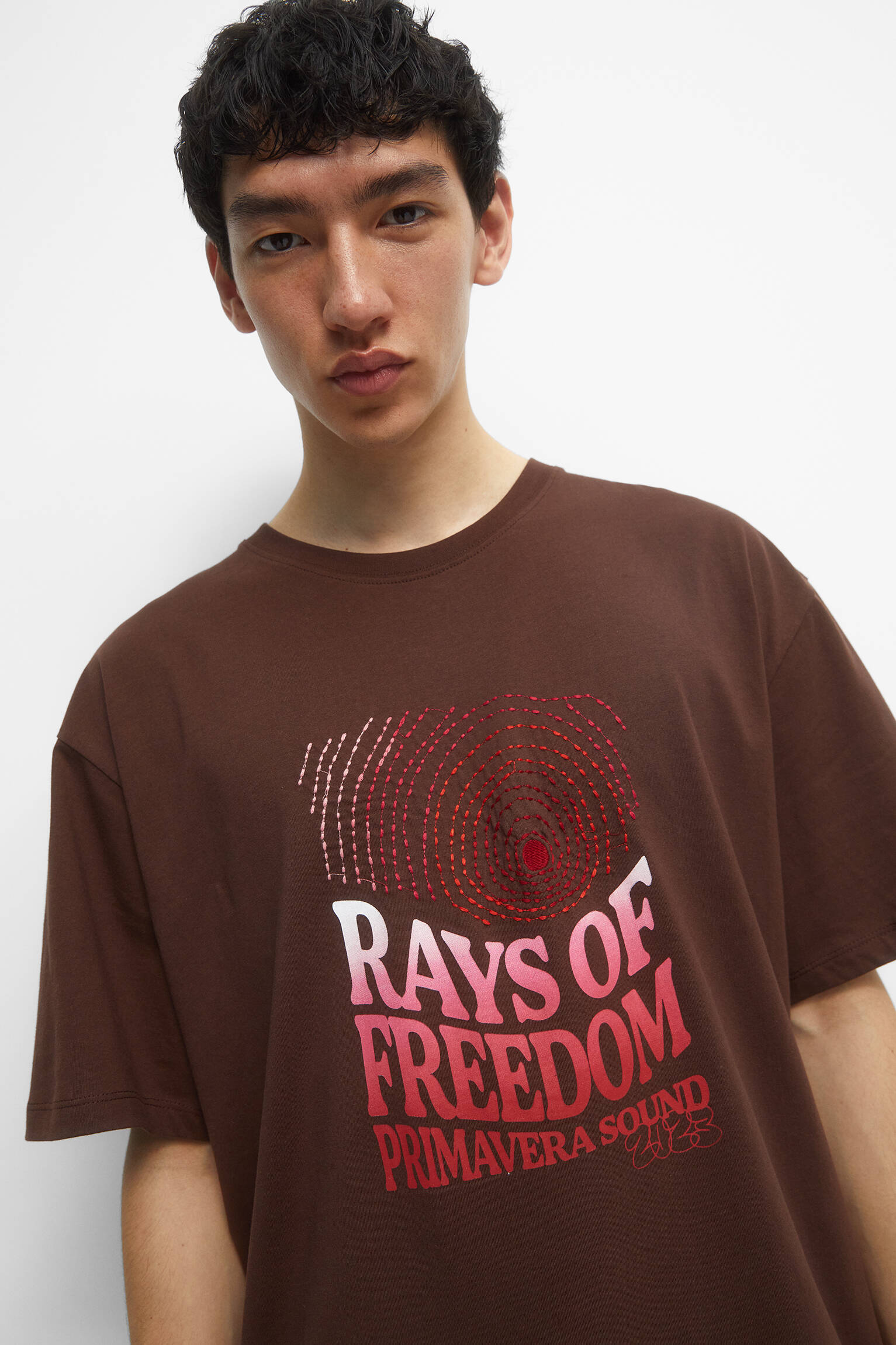 CAMISETA SPRING SOUND COM BORDADO GRADIENTE - MARROM