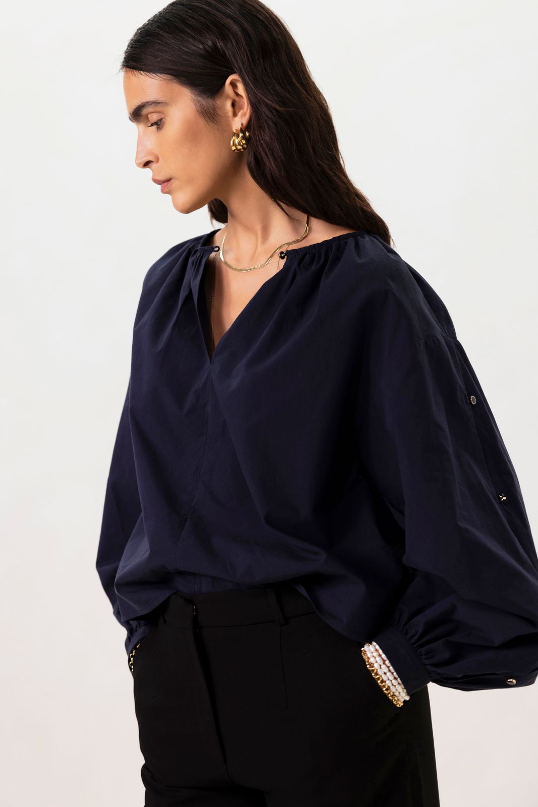 Donkerblauwe blouse met knoopdetail