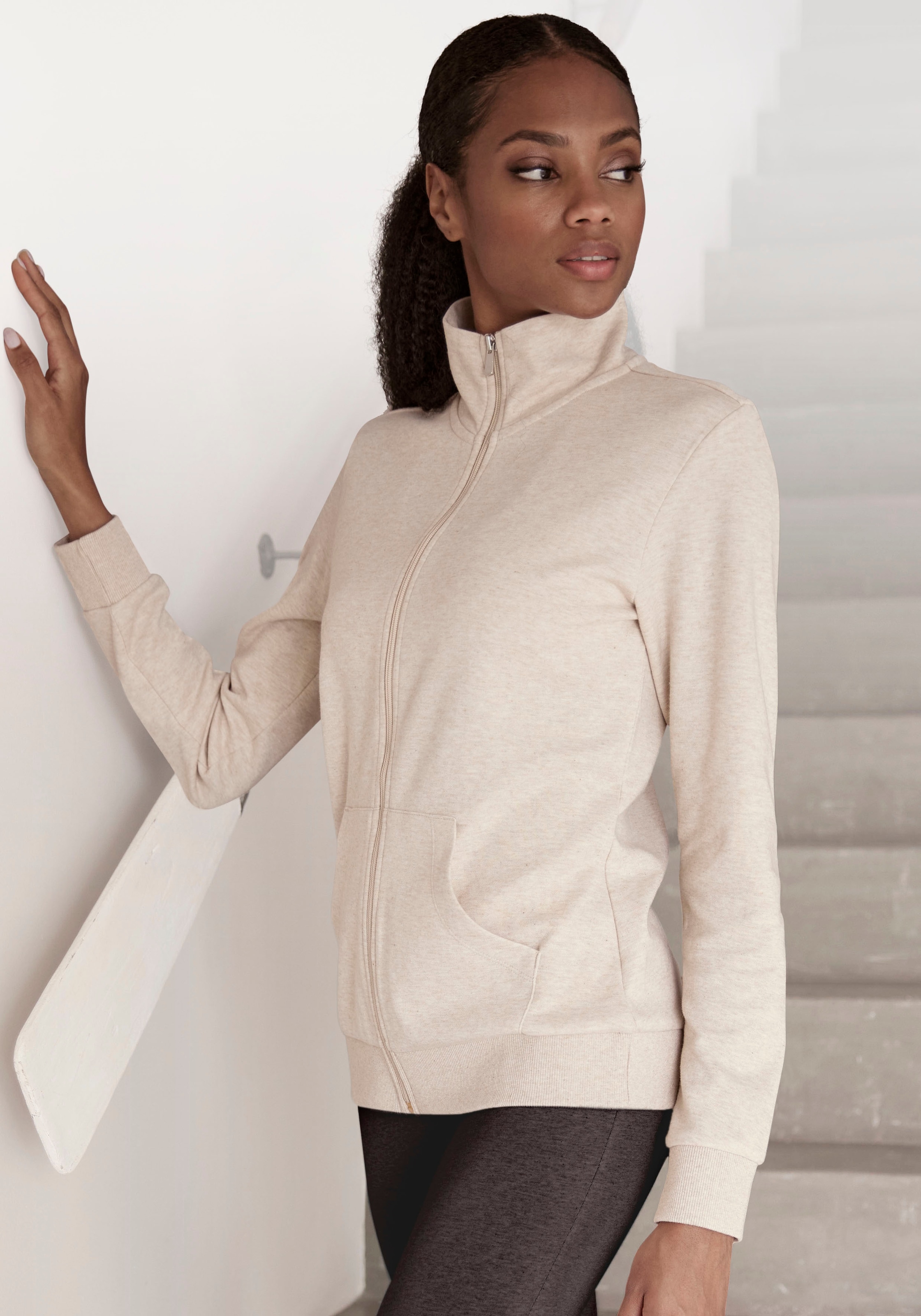 Bench. Loungewear Sweatjacke mit glänzender Logostickerei am Stehkragen, Loungewear