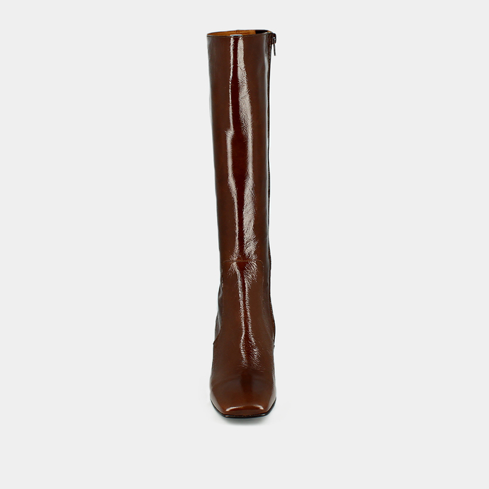 Bottines à petits talons et bouts carrés...  en cuir brillant marron