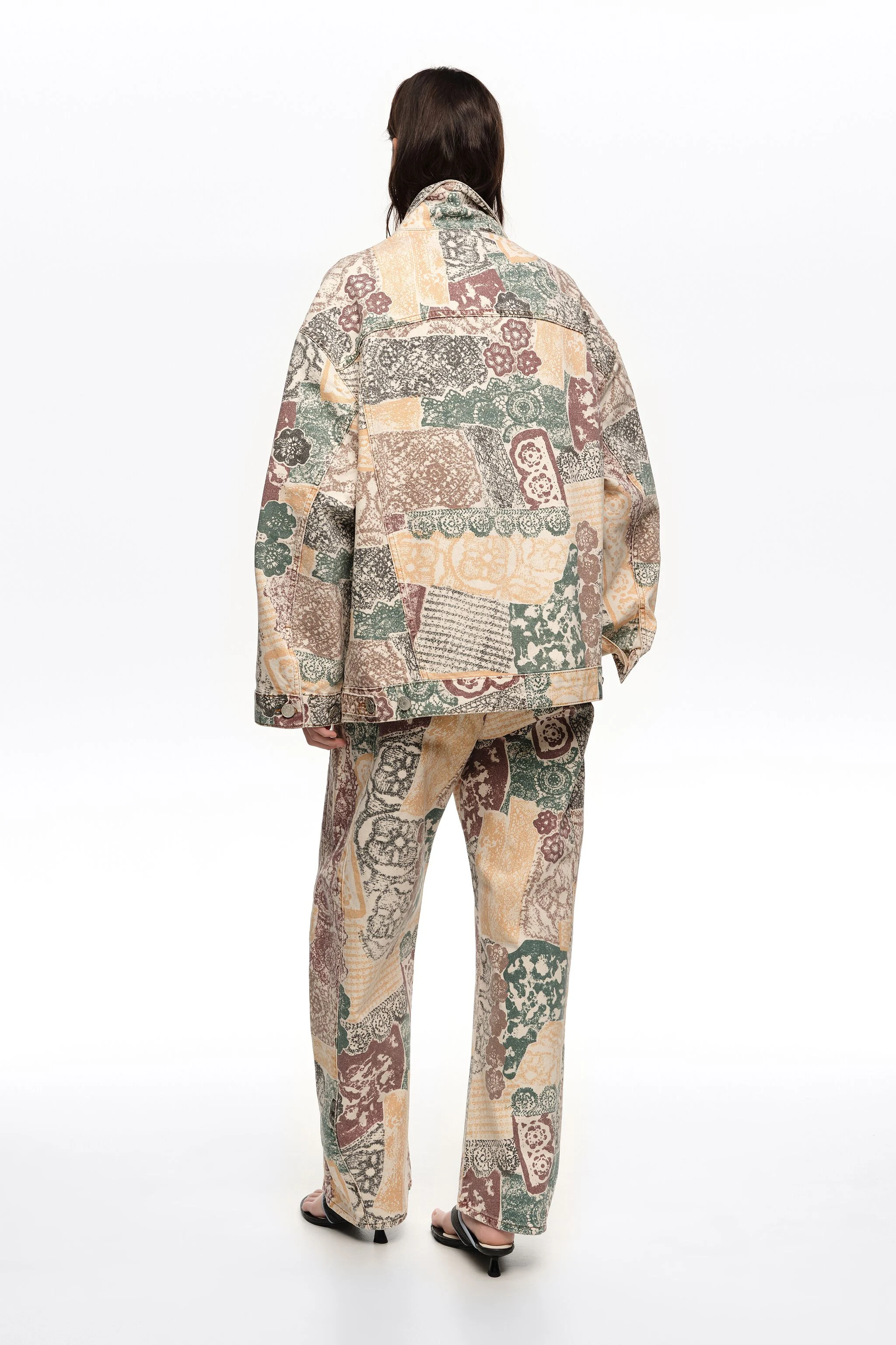 Jaqueta jeans oversized com detalhes em renda marfim