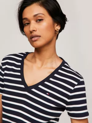 Camiseta de algodão orgânico com decote em V e modelagem slim.