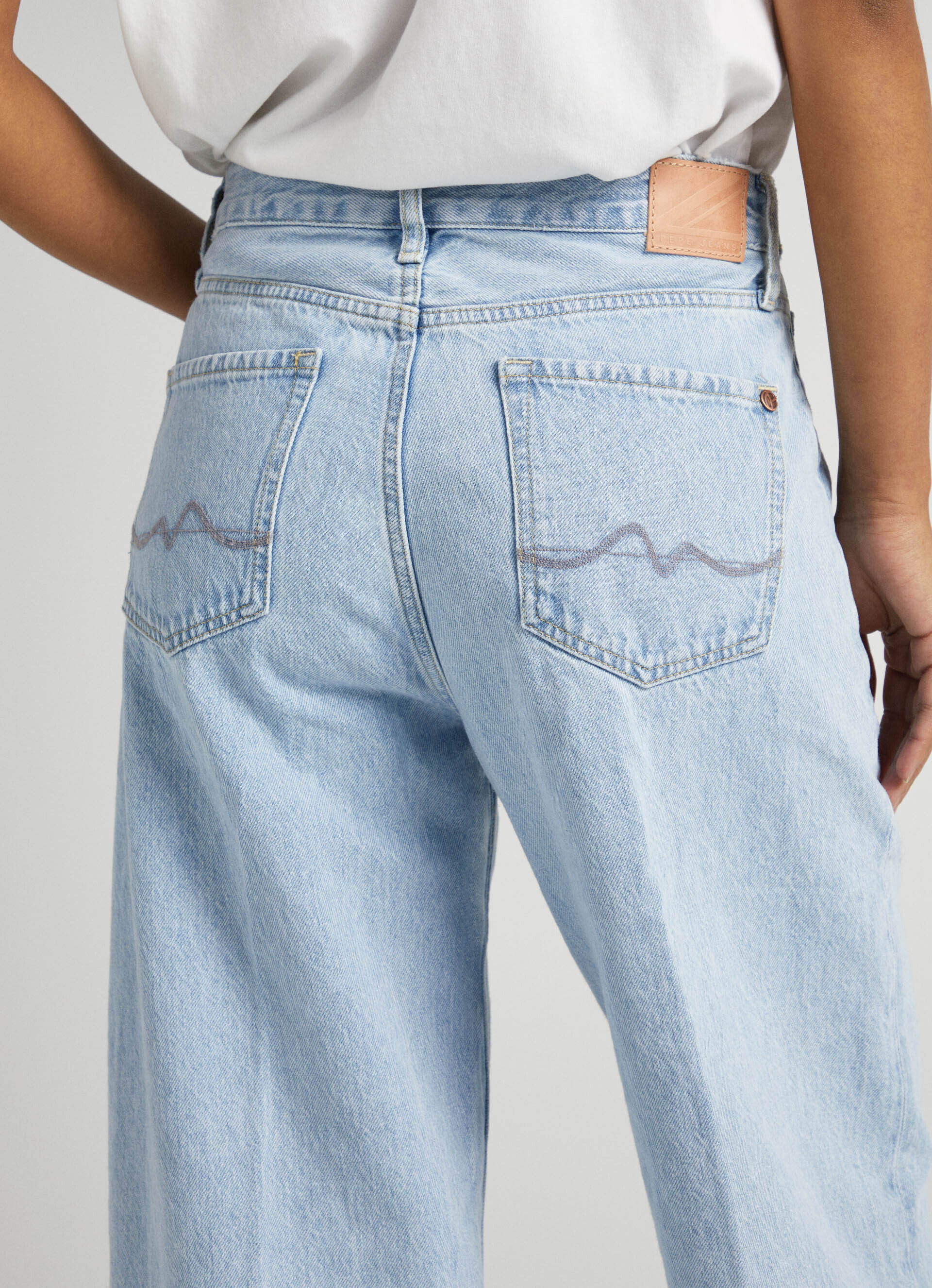 Calça jeans FEBEE de cintura alta e modelagem ampla - jeans
