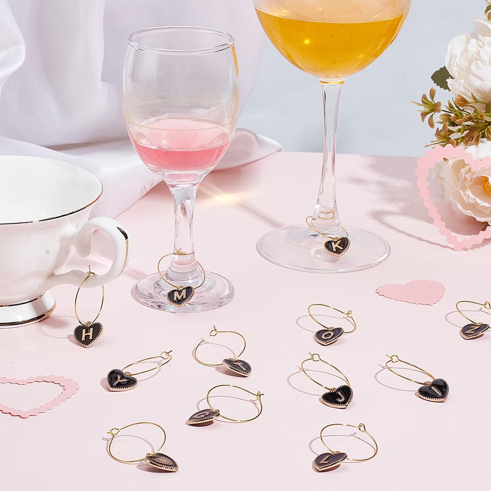 (26er Set) Glas Markierer Wiederverwendbare Trinkglas Buchstaben A-Z Herz Charms Markierungs Anhänger inkl. Aufbewahrungs Beutel - Schwarz
