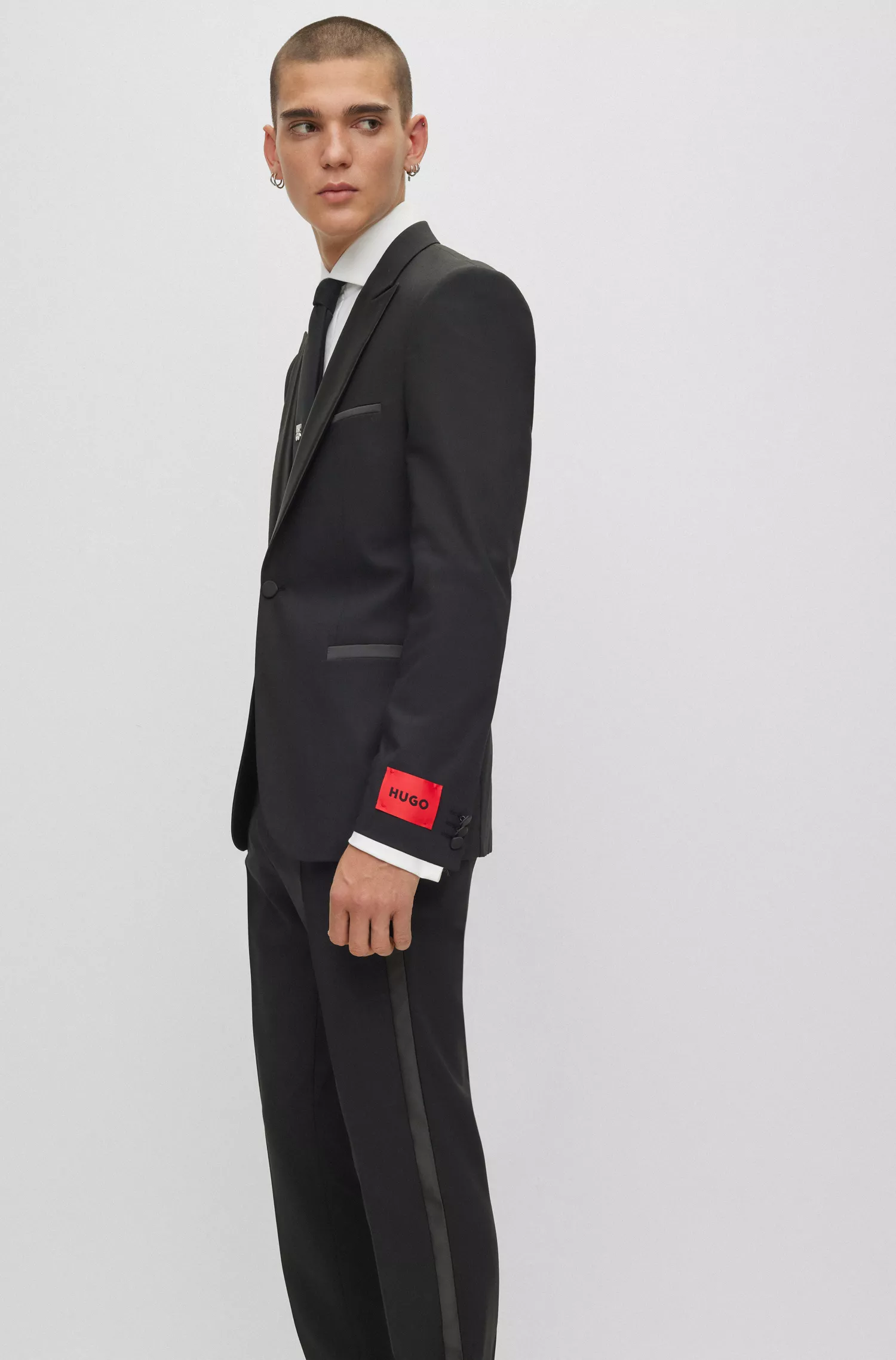 Terno HUGO vermelho, corte extra slim com detalhes em cetim.