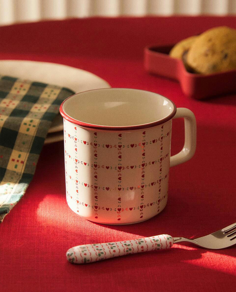 Caneca infantil de cerâmica com corações para o Natal