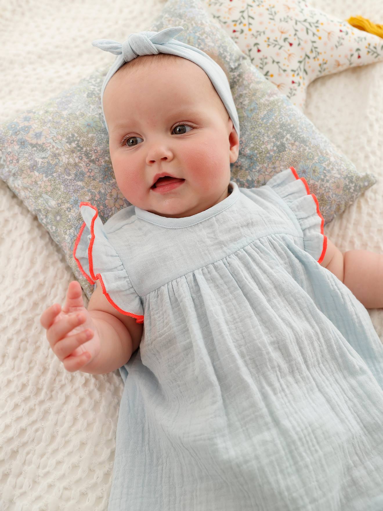 Vestido de bebê com faixa de cabelo em formato de laço azul claro