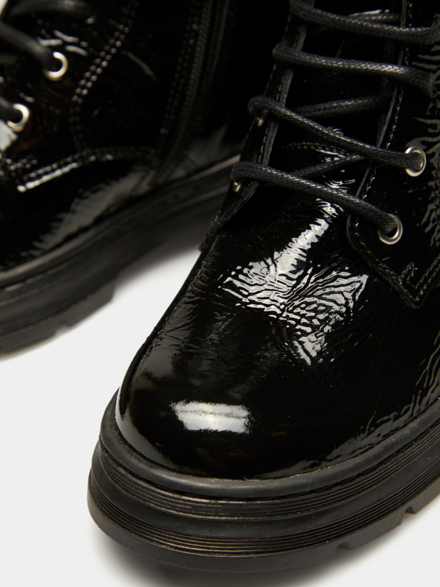 Botas de verniz com cordões