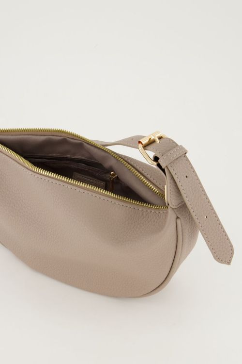 Taupe crossbody tas met goudkleurige rits