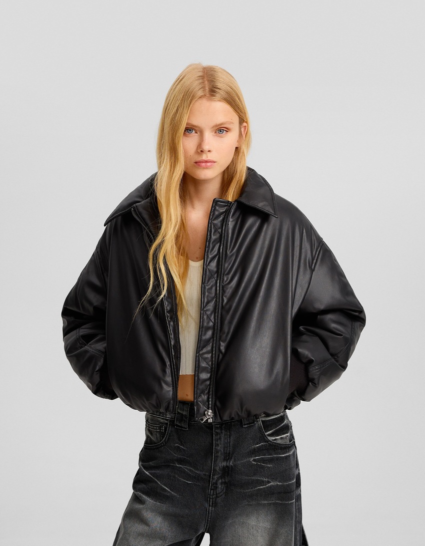 Jaqueta puffer cropped em imitação de couro com gola de lapela