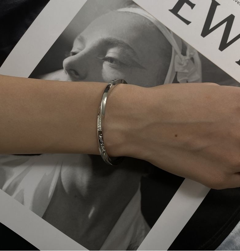 Lilafey - Lettering gegraveerde open armband