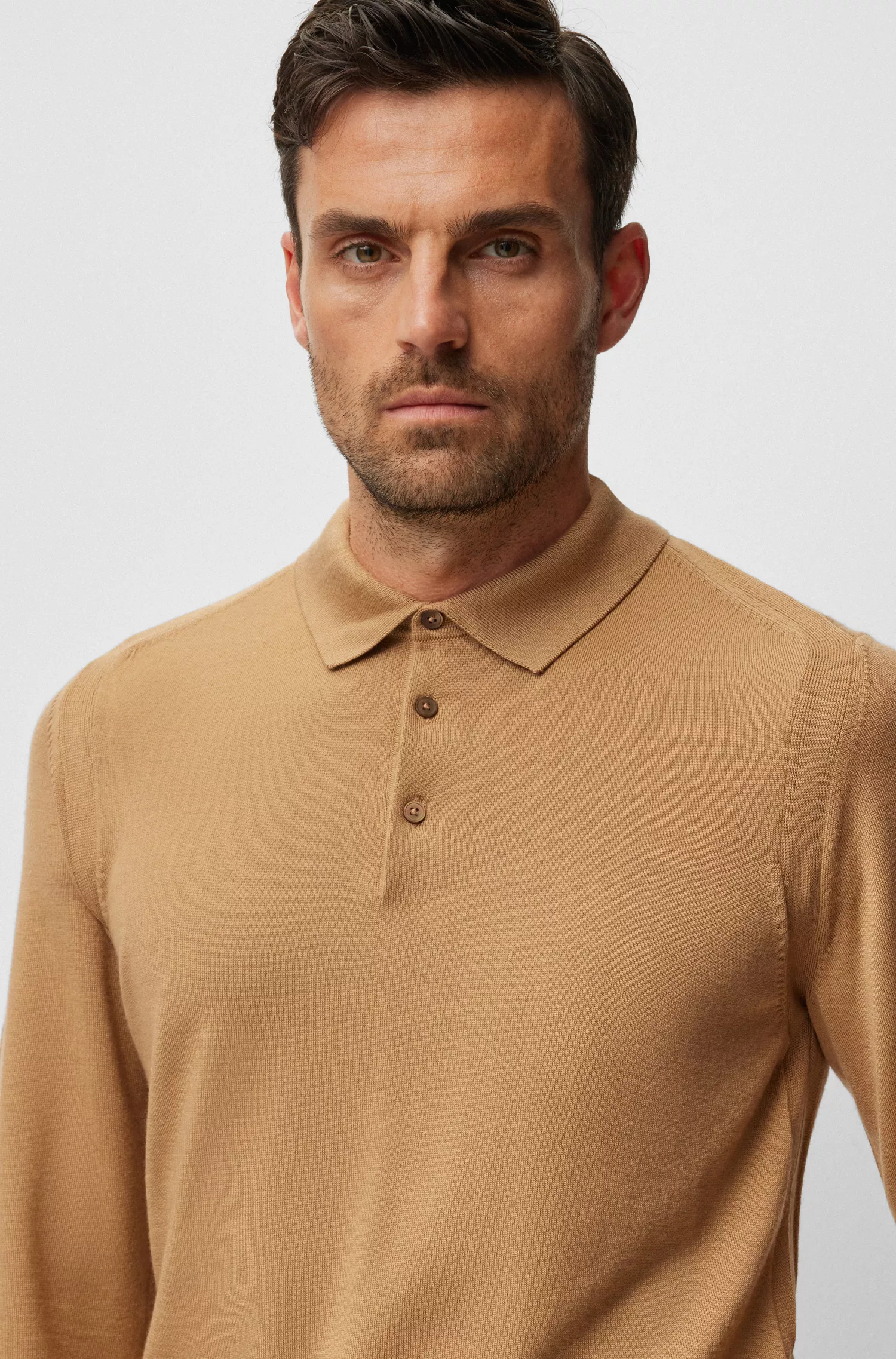 Suéter BOSS cor camelo com gola polo em lã, seda e cashmere.