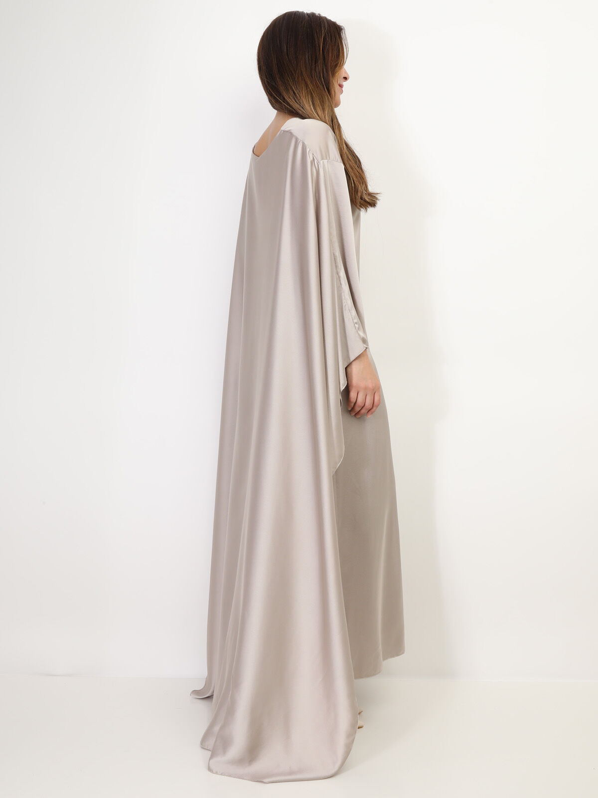 Robe cape satinée et ceinturée- Beige