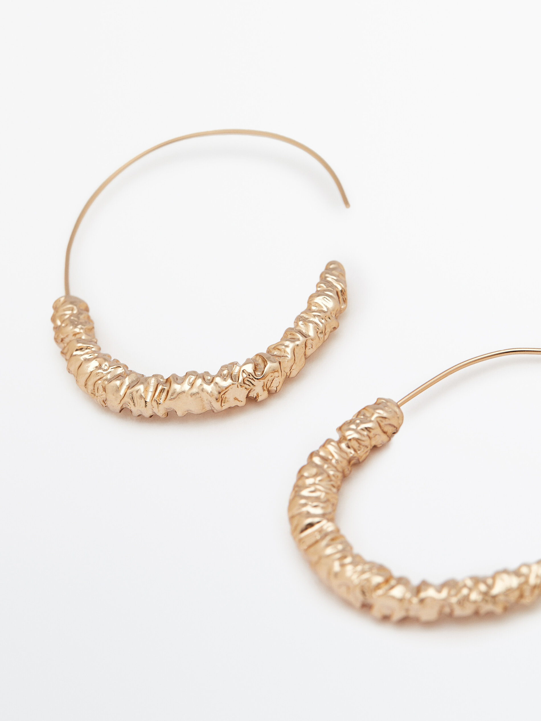 Brincos de argola aberta com textura banhada a ouro - DOURADO