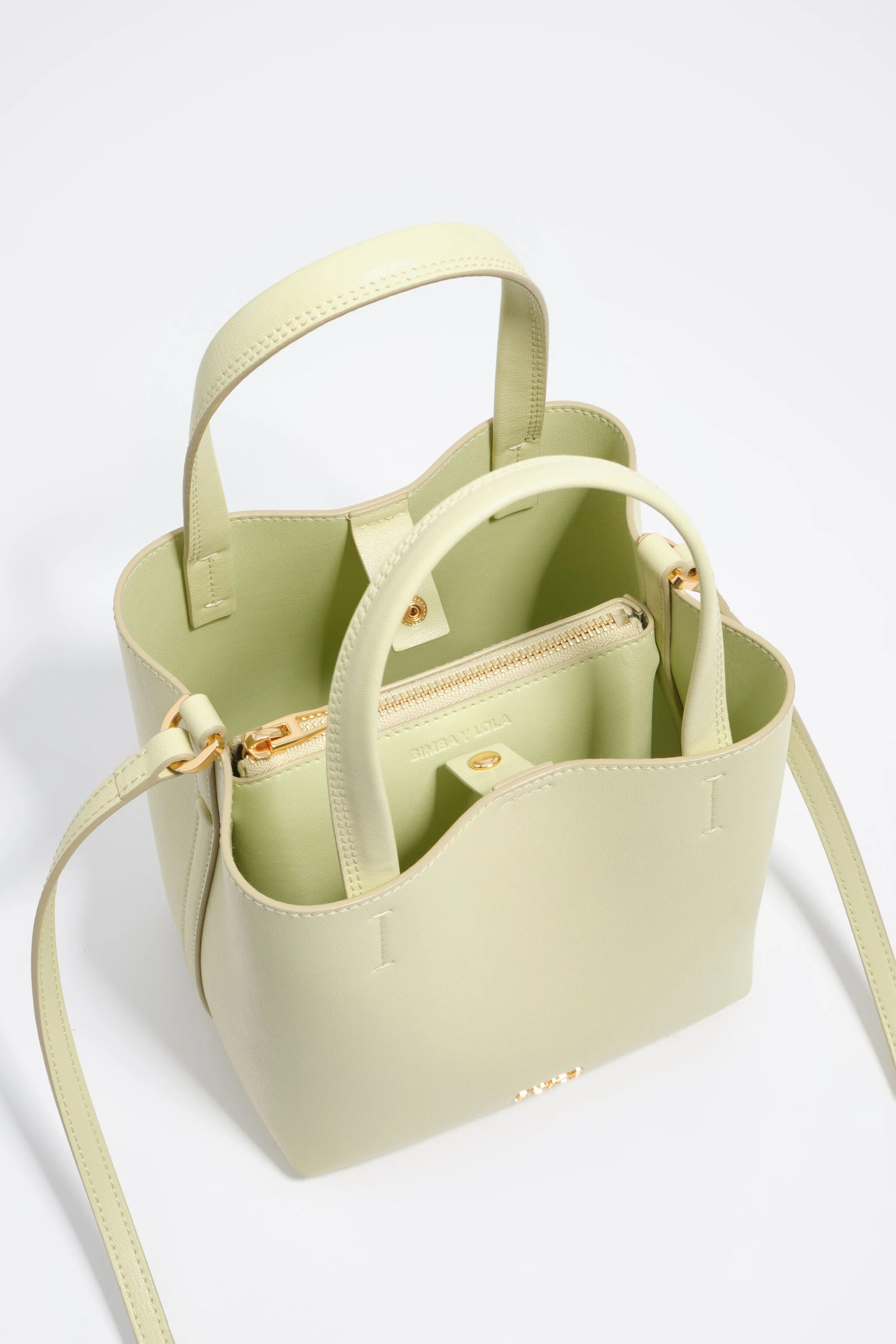 Bolsa pequena de couro verde claro com estampa de Chihuahua.