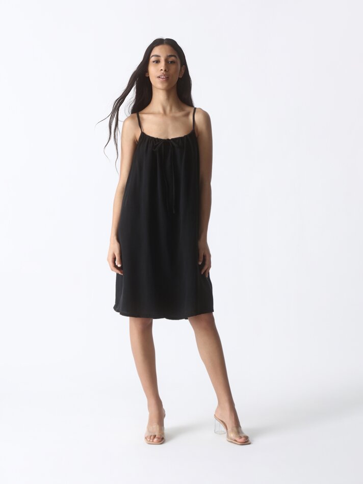 Vestido fluido com alças finas - Preto