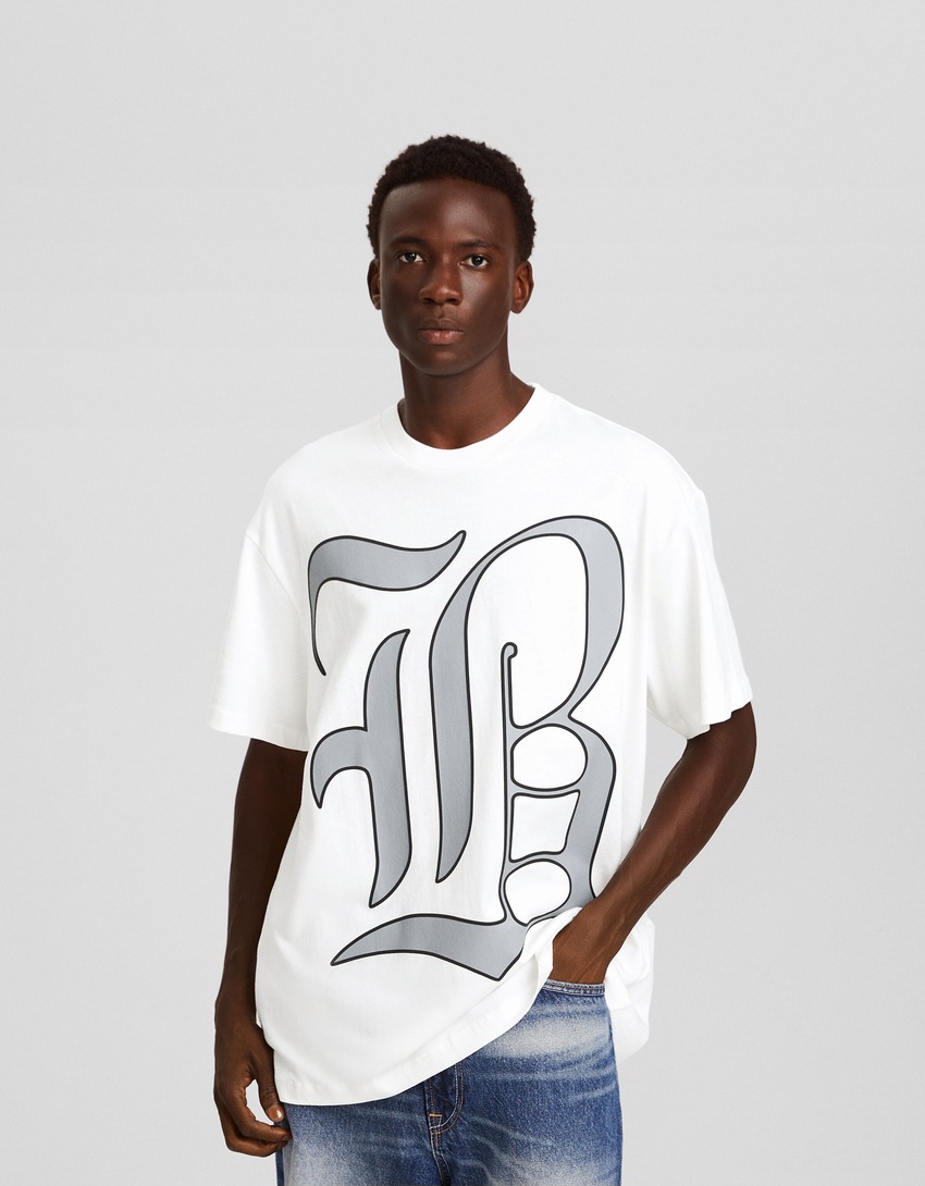 Camiseta de manga curta com modelagem quadrada e estampa.
