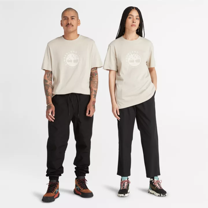 Camiseta Tencel x Refibra com estampa do logo na cor bege.