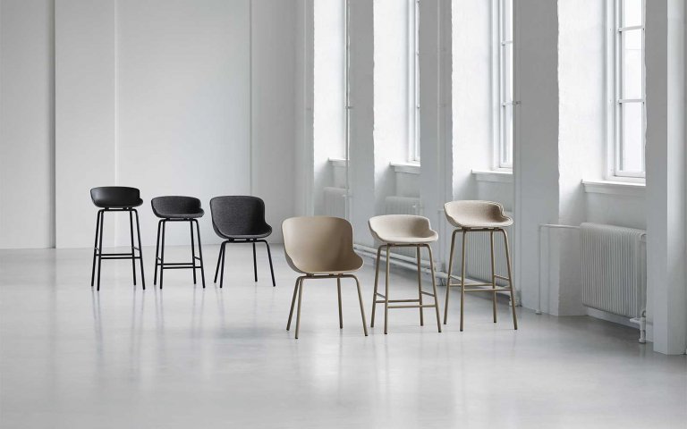 Normann Copenhagen Hyg barkruk 65 cm front upholstery Zand Synergy