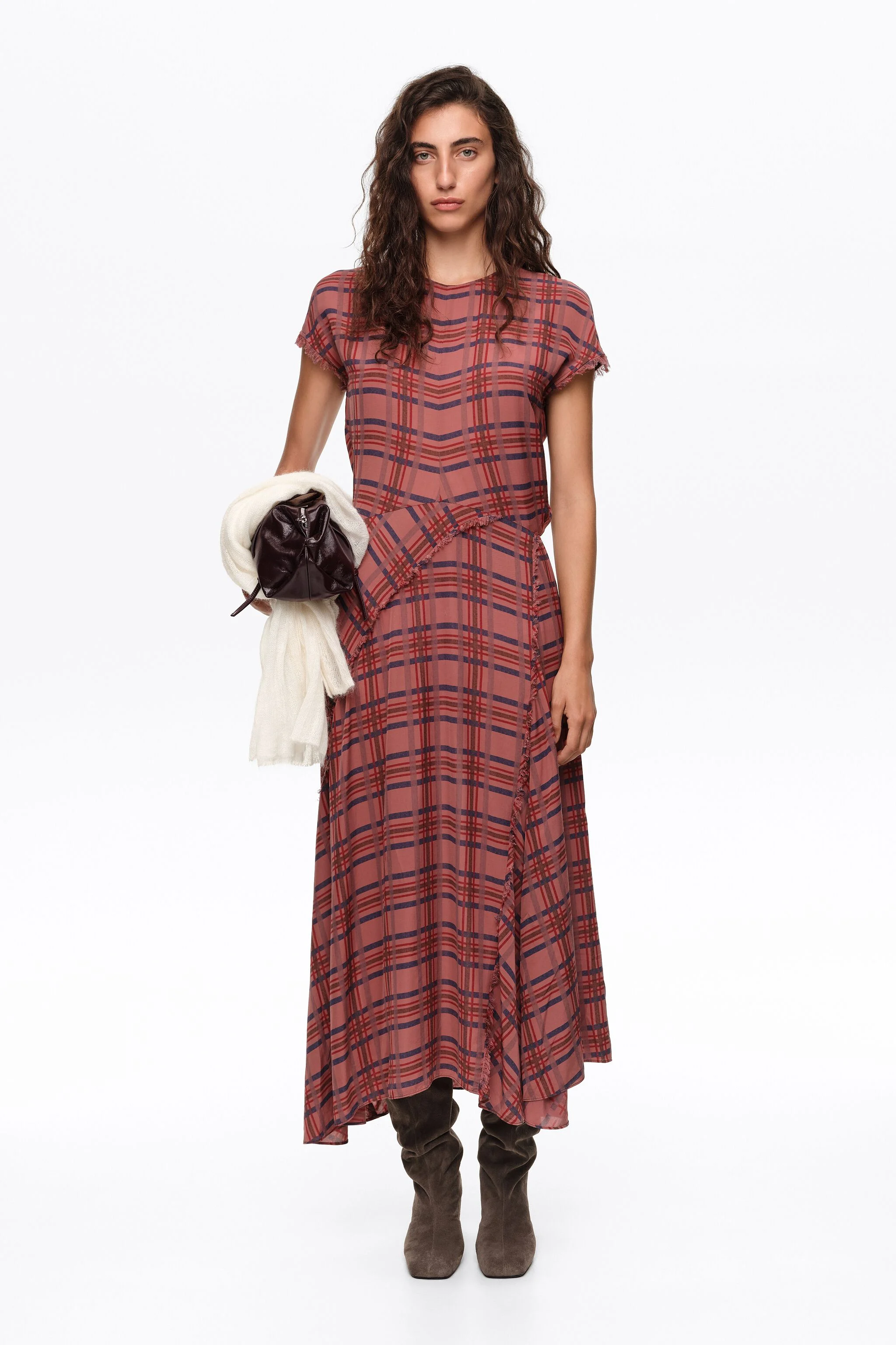 Vestido fluido xadrez granada com modelagem evasê